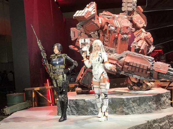 국내 최대 게임쇼 지스타 2025 개막일인 13일 오전 부산 벡스코(BEXCO) 제1전시장에 마련된 엔씨소프트 전시 공간에서 '신더시티' 게임 모델들이 포즈를 취하고 있다. '신더시티'는 엔씨소프트 자회사 빅파이어 게임즈가 개발 중인 오픈월드 슈팅 게임이다. /사진=김현정 기자 