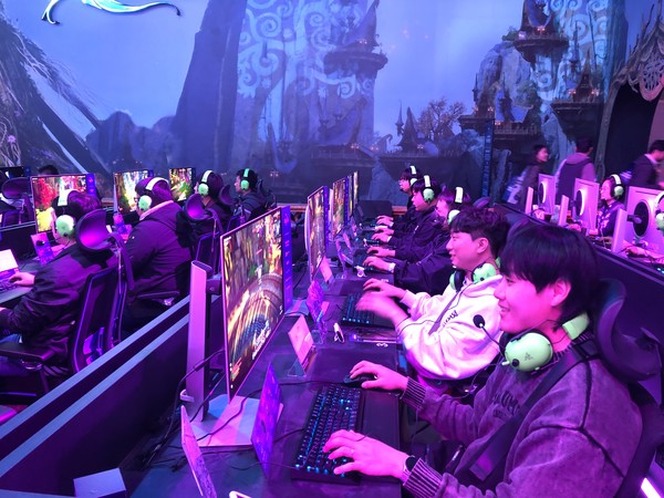 국내 최대 게임쇼 지스타 2025 개막일인 13일 오전 부산 벡스코(BEXCO) 제1전시장에 마련된 엔씨소프트 전시 공간에 마련된 300개 대형 부스에서 방문객들이 '아이온2'를 플레이하고 있다. '아이온2'는 이달 19일 출시를 앞둔 다중접속역할수행게임(MMORPG)이다. /사진=김현정 기자 