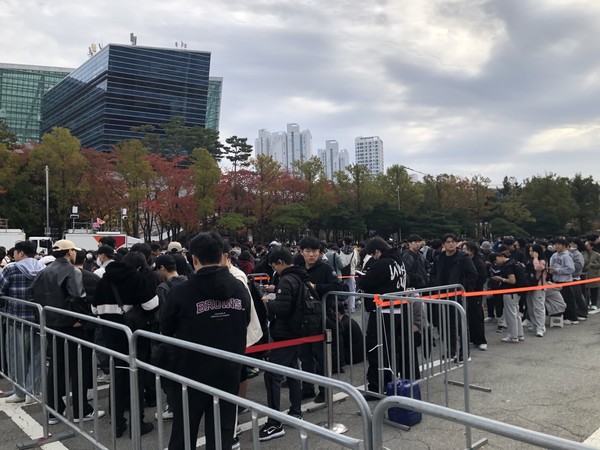 부산 벡스코 제1전사장 앞 입장 대기줄 /사진=김현정 기자