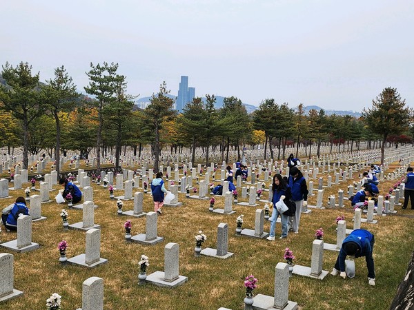 삼성전자 임직원들이 지난 8일 국립서울현충원을 찾아 묘역 환경정화 활동을 했다./사진=삼성