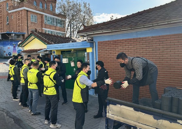 KGM은 '2025 평택연탄나눔은행' 발대식에 참석해 후원금을 전달하고 연탄 나눔 봉사 활동을 했다./사진=KGM