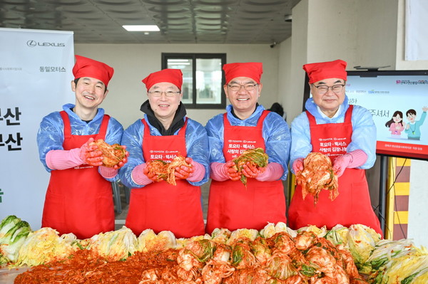 한국토요타자동차는 지난 12일 서울시사회복지협의회와 함께 전국 11개 복지기관에서 '2025 토요타·렉서스 사랑의 김장나눔' 행사를 개최하고, 지역사회의 어려운 이웃에게 정성껏 담근 김장김치를 전달했다고 13일 밝혔다. (왼쪽부터) 이병진 한국토요타자동차 부사장, 오스카 츠요시 주부산일본국총영사관 총영사, 동일모터스 송석환 대표, 콘야마 마나부 한국토요타자동차 대표이사 사장. /사진=한국토요타자동차