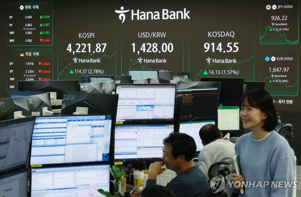 코스피가 4200선을 돌파하며 마감한 지난 11월 3일 서울 중구 하나은행 본점 딜링룸 전광판에 코스피지수가 표시돼 있다. 사진=연합뉴스