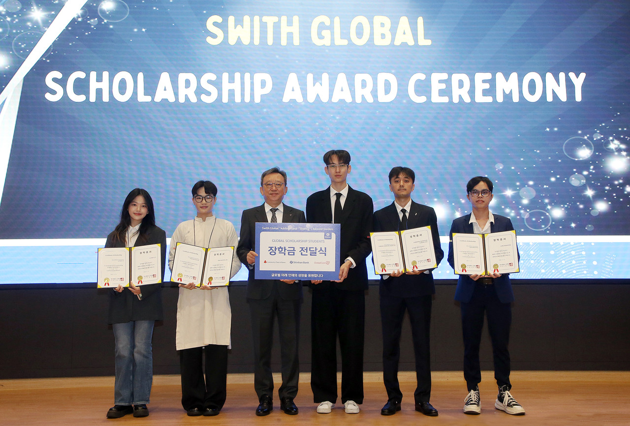 13일 서울 중구 소재 신한은행 본점에서 진행된 ‘2025 Swith Global CSR 프로젝트’ 행사에서 정상혁 신한은행장(왼쪽 세번째)이 외국인 장학생들과 기념촬영하는 모습 / 사진=신한은행