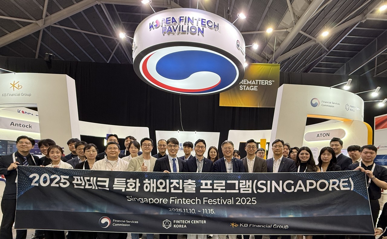 13일 「싱가포르 핀테크 페스티벌 2025」에서 진행된 ‘2025 핀테크 특화 해외진출 프로그램’에서 (첫번째줄 왼쪽부터 여섯번째)김건 한국핀테크지원센터 이사장, (첫번째줄 왼쪽부터 일곱번째)이창권 KB금융지주 디지털·IT부문 부문장, (첫번째줄 왼쪽부터 여덟번째)조영서 KB국민은행 AI·DT추진그룹대표, (첫번째줄 왼쪽부터 아홉번째)정종호 한국성장금융투자운용 실장, (첫번째줄 왼쪽부터 열번째)조정민 KB국민은행 싱가포르지점장이 참석자들과 기념 촬영을 하고 있다. / 사진=KB금융그룹