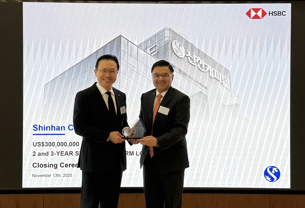 신한캐피탈(사장 전필환)은 지난 13일 3억 달러 규모의 해외 신디케이트론 조달에 성공했다고 14일 밝혔다. 전필환 사장(사진왼쪽)이 홍콩에서 주간사 HSBC와 신디케이트론 외화차입 서명식을 하는 모습 / 사진=신한캐피탈