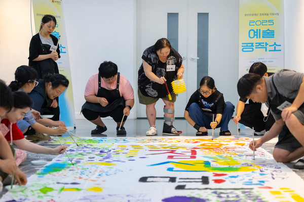 예술공작소 참가자들이 정은혜 작가 수업에서 그림 그리기 실습을 하고 있다./사진=호반그룹