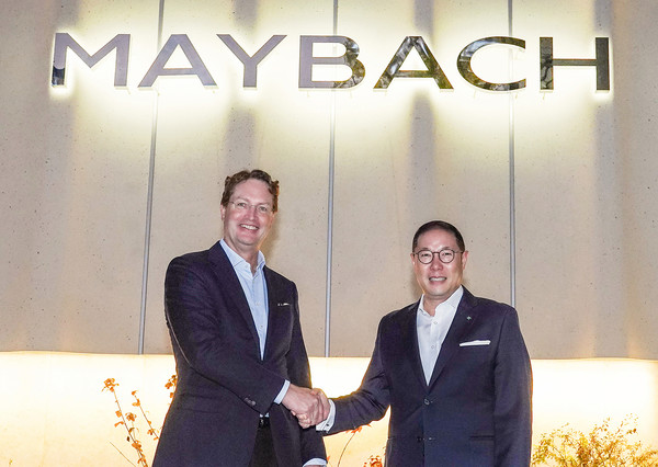 조현상 HS효성 부회장이 지난 13일 서울 강남 압구정에 위치한 '마이바흐 브랜드센터 서울'(Maybach Brand Center Seoul)을 방문한 올라 칼레니우스 메르세데스-벤츠 그룹 이사회 의장 겸 CEO를 만나 미래 비즈니스 협력 방안을 논의했다. /사진=HS효성