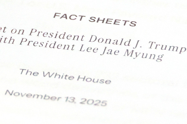 14일 서울 여의도 국회에서 열린 외교통일위원회 전체회의에서 위원들이 이날 발표된 한미 관세·안보 협상의 결과물인 '조인트 팩트시트'(공동 설명자료) 사본을 열람하고 있다. /사진=연합뉴스