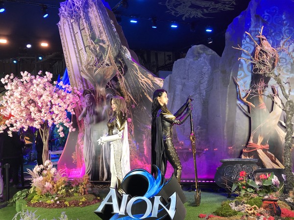 '지스타 2025' 엔씨소프트 부스 앞 '아이온2' 게임 모델들 /사진=김현정 기자