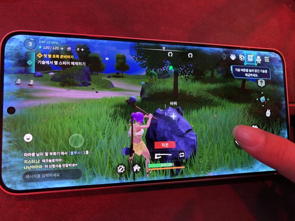 크래프톤 '팰월드 모바일'의 스마트폰 시연 모습 /사진=김현정 기자