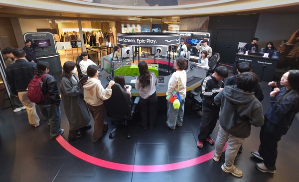 관람객들이 삼성 오디세이 게이밍 모니터와 갤럭시 스마트폰으로 게임 플레이를 경험할 수 있는 '오디세이 게임 스테이션' 팝업 체험존을 방문하고 있다. /사진=삼성전자