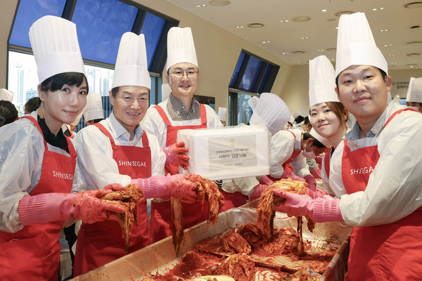 신세계백화점 박주형 대표가 임직원들과 함께 '사랑의 김장 나눔' 행사에 포즈를 취한 모습 /사진=신세계백화점