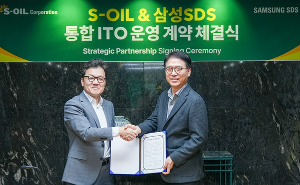 통합 ITO 운영 계약 체결식 후 삼성SDS 이준희 사장과(좌측) S-OIL 류열 사장이 사진을 찍었다 /사진=S-OIL