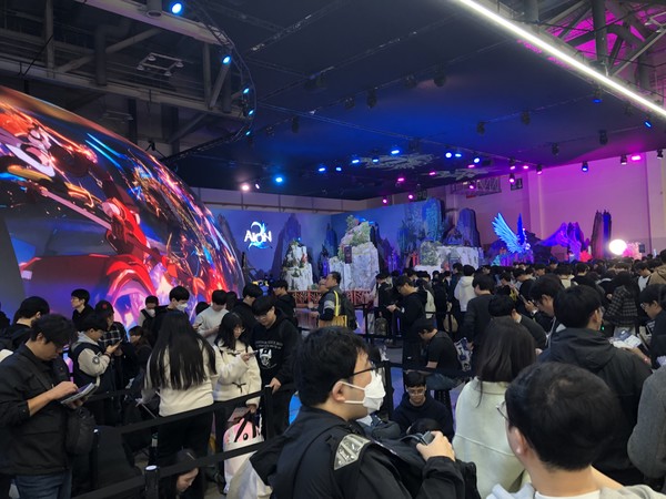 엔씨소프트 부스 '아이온2' 체험존 대기줄 /사진=김현정 기자