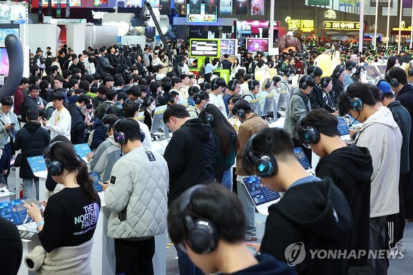 2025 지스타를 찾은 관람객들이 체험 이벤트 등에 참여해 다양한 콘텐츠를 살펴보고 있다. / 사진=연합뉴스