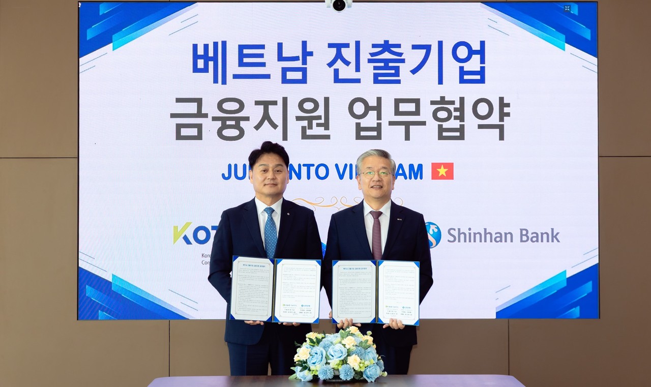 지난 14일(현지시간) 베트남 호치민의 신한베트남은행 본점에서 진행된 ‘베트남 진출기업 금융지원 업무협약식’에서 강규원 신한베트남은행 법인장(왼쪽)과 김종호 기술보증기금 이사장이 기념촬영하는 모습 / 사진=신한은행