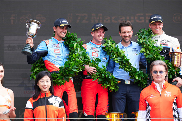 BRC 현대 N 스쿼드라 코르세 팀 소속 네스토르 지로라미 선수와 미켈 아즈코나 선수가 '2025 TCR 월드투어' 마카오 대회에서 우승·준우승을 차지하고 포디움에서 기뻐하고 있다. (가장 왼쪽부터) 미켈 아즈코나, 네스토르 지로라미./사진=현대자동차