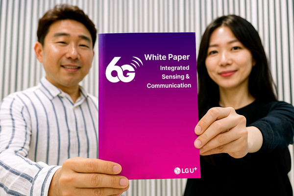 모델이 6G 백서 표지를 모델이 선보이고 있는 모습을 AI로 생성한 이미지./사진=LG유플러스