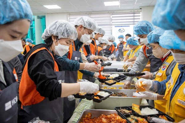 호반그룹 임직원 봉사단 ‘호반사랑나눔이’가 지난 4월 안동 산불 피해지역을 찾아 이재민을 위한 배식 봉사활동을 진행했다./사진=호반그룹