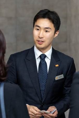 삼양식품 전무가 지난 6월 밀양 제2공장 준공식에서 해외 바이어들을 만나고 있다. /사진=삼양식품