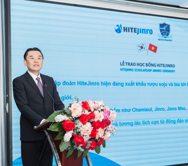 베트남 현지 대학생 장학금 수여식에서 김인규 하이트진로 대표가 발언을 하는 모습 /사진=하이트진로