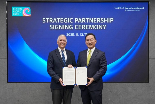 한국투자증권은 지난 13일 하와이에 위치한 '센트럴 퍼시픽 뱅크(CENTRAL PACIFIC BANK)'와 초고액자산가 대상 서비스 확대를 위한 업무협약(MOU)을 체결했다. 한국투자증권 본사에서 열린 협약식에서 김성환 한국투자증권 사장(오른쪽)과 아놀드 마티네즈 센트럴 퍼시픽 뱅크 행장이 기념 사진을 촬영하고 있다. 사진=한국투자증권