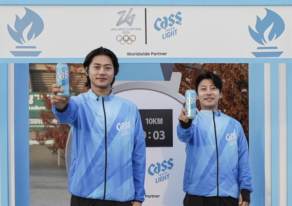 카스 라이트 모델이자 펜싱 국가대표 오상욱 선수(왼쪽)와 카스 올림픽 앰버서더이자 전 쇼트트랙 국가대표 곽윤기 선수(오른쪽)가 지난 16일 열린 '올림픽데이런 2025 in 전주' 현장에서 '카스 라이트' 브랜드 부스를 배경으로 기념 사진을 촬영하고 있다. /사진=오비맥주