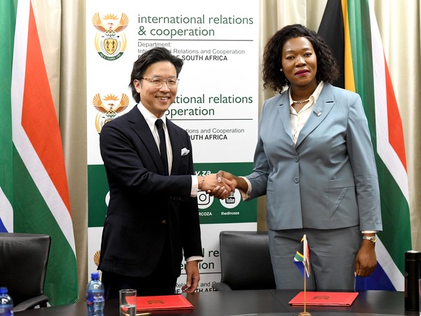 지난 9월 5일 남아프리카공화국 프리토리아 소재 남아공 외교부 청사에서 김일범 현대자동차 GPO 부사장(사진 왼쪽), 안나 탄디 모라카 남아공 외교부 차관(사진 오른쪽)이 G20 요하네스버그 정상회의 공식 차량 지원에 관한 업무협약을 체결한 후 기념 촬영을 하고 있다./사진=현대자동차