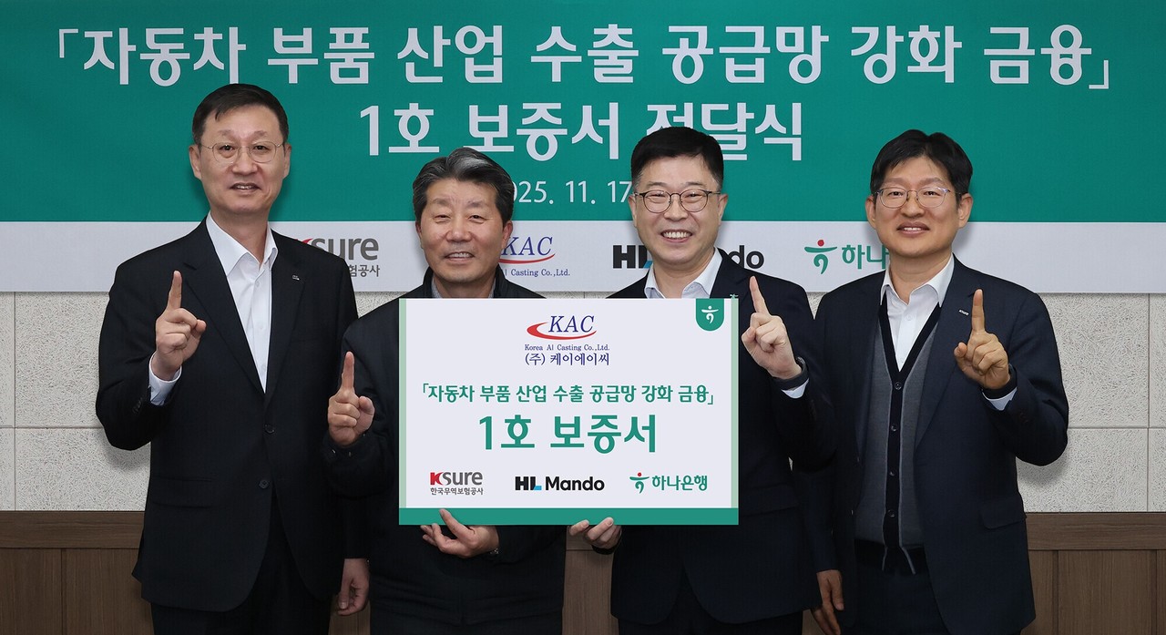 강원도 원주시 소재 케이에이씨 반계공장에서 열린 이날 행사에 참석한 진건창 하나은행 외환사업본부장(왼쪽에서 세번째)이 김성일 HL만도 부사장(왼쪽에서 첫번째), 하영봉 케이에이씨 대표이사(왼쪽에서 두번째), 장진욱 한국무역보험공사 부사장(왼쪽에서 네번째)과 기념촬영을 하고 있다. / 사진=하나은행