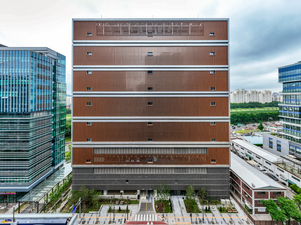 가산 AI 데이터센터 전면 및 후면(태양광 패널)./사진=DL건설