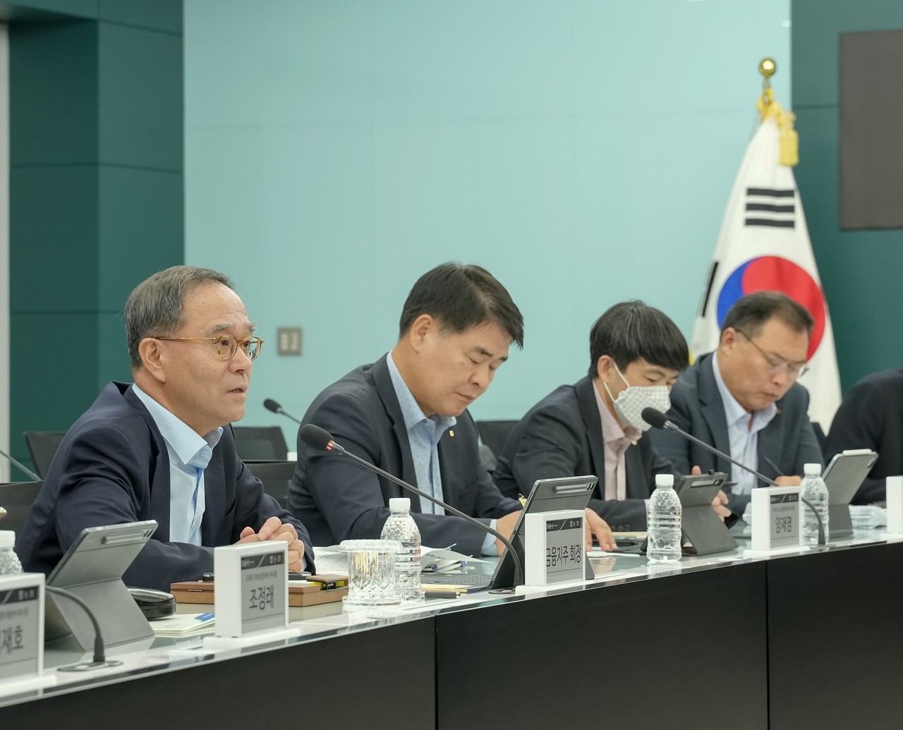 NH농협금융은 17일, 서울 중구 본사에서 이찬우 회장 주재로 지주 및 계열사 ESG 담당 임원들이 참석한 가운데「제2차 농협금융 ESG전략협의회」를 개최했다. 이찬우 회장(왼쪽에서 첫 번째)이 회의를 주재하고 있다. / 사진=NH농협금융
