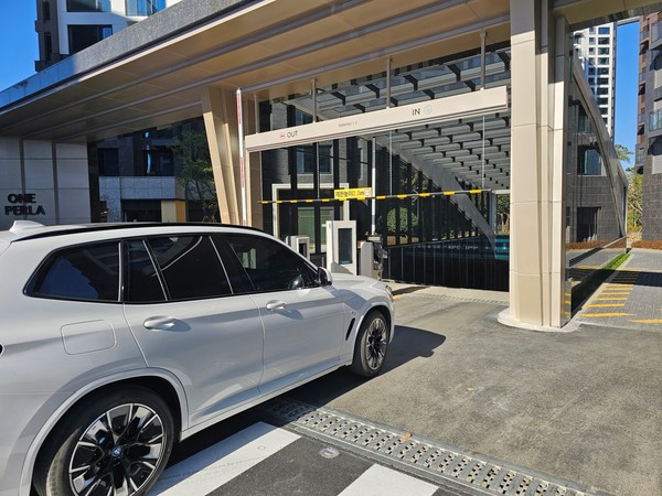 래미안 원페를라에 첫 적용된 '래미안 AI 주차장'에 차량이 진입하고 있다./사진=삼성물산 건설부문