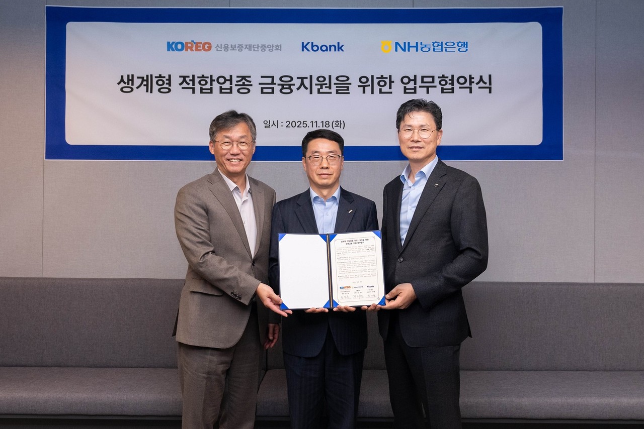  NH농협은행은 지난 18일 중구 소재 케이뱅크 본사에서 신용보증재단중앙회와 '생계형 적합업종 영위 소기업·소상공인 금융지원'을 위한 협약식을 가졌다. (오른쪽부터) NH농협은행 강태영 은행장, 신용보증재단중앙회 원영준 회장, 케이뱅크 최우형 은행장 / 사진=NH농협은행