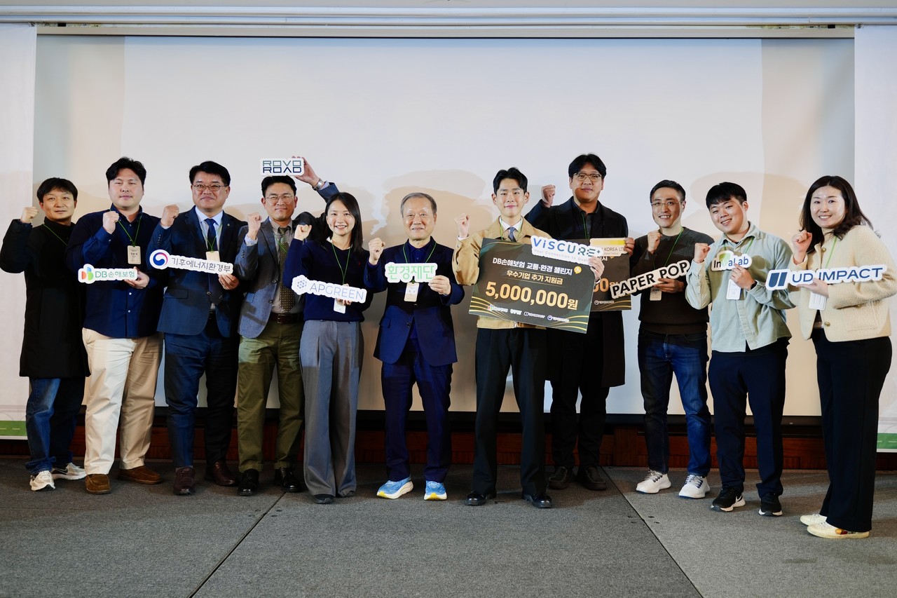 지난 17일 서울시 강남구 그랜드인터컨티넨탈 서울 파르나스에서 'DB손해보험 교통환경챌린지 7기' 참가자들 및 관계자들이 행사를 실시하고 기념촬영을 하고있다.  / 사진=DB손해보험