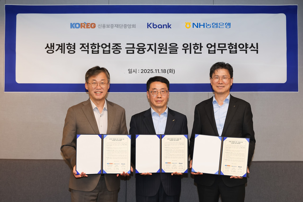 11월 18일(화) 케이뱅크 본사 대회의실에서 케이뱅크 최우형 은행장, 신용보증재단중앙회 원영준 회장, NH농협은행 강태영 은행장(왼쪽부터 순서대로)이 업무협약식에 참석해 기념촬영을 하고 있다. / 사진=케이뱅크