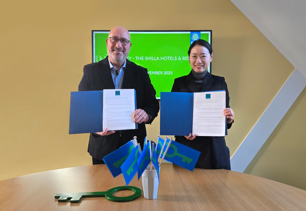 이달 17일 환경교육재단 본부에서 진행된 '호텔신라–환경교육재단 간 그린키 인증 업무협약식'에서 신라호텔 이주영 마케팅 그룹장(오른쪽), 환경교육제단 다니엘 셰퍼(왼쪽) 대표가 기념사진을 촬영하고 있다. /사진=호텔신라