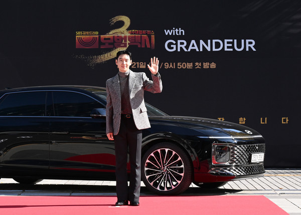 18일 SBS 목동 사옥에서 열린 '모범택시3' 제작발표회에 배우 이제훈이 그랜저를 타고 등장했다./사진=현대자동차