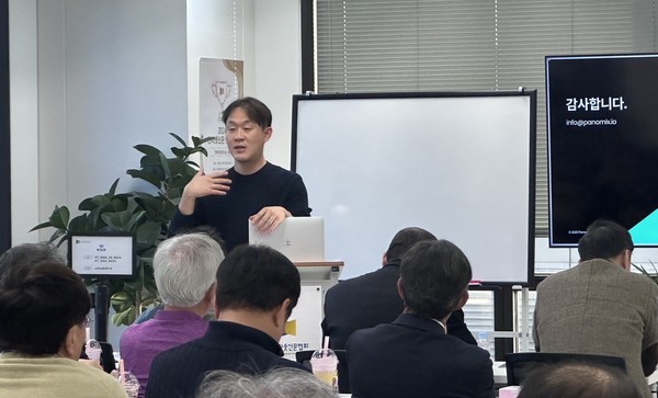 18일 한국인터넷신문협회에서 열린 ‘AI 플랫폼이 만드는 새로운 시장 지도’ 세미나에서 한승수 파노믹스 대표가 강연하고 있다. /사진=한국인터넷신문협회