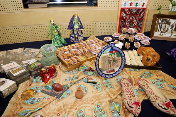 아제르바이잔 관련 출판물과 기념품, 전통 음식의 모습 /사진=걷는사람