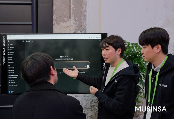 지난 13일 열린 OpenAI 주최 개발자 행사 '데브데이 익스체인지'에서 운영한 무신사 데모 부스의 모습 /사진=무신사