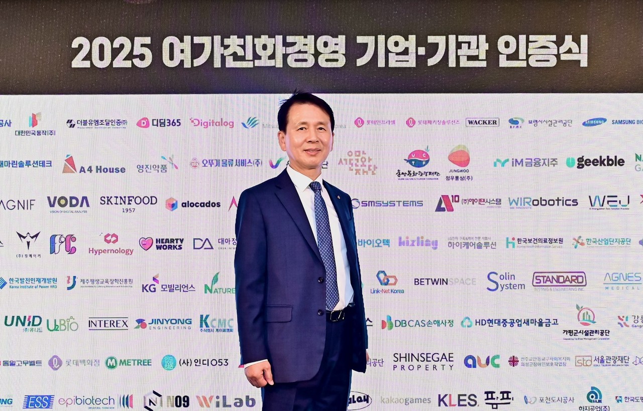 지난 5일 서울 강남구 가빈아트홀에서 열린 '2025년 여가친화경영 기업,기관 인증식'에서 DBCAS 임대순 대표가 기념촬영을 하고 있다. / 사진=DBCAS손해사정