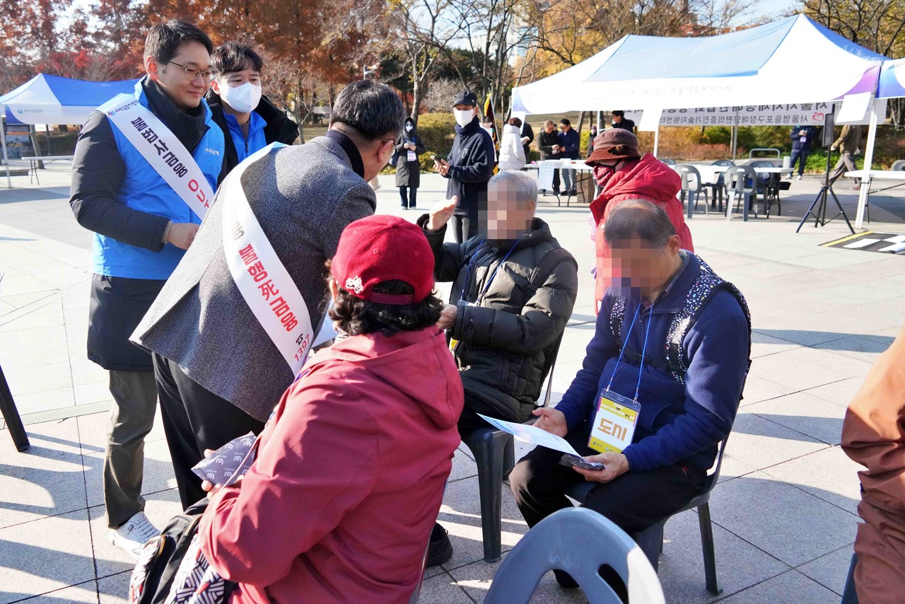 지난 19일 영등포공원 일대에서 우리은행, 서민금융진흥원, 영등포구청 직원들이 지역주민들에게 불법 사금융 피해예방 안내문과 홍보 물품을 나눠주고 현장상담을 진행하며 ‘불법 사금융 No!’ 캠페인을 진행하고 있다. / 사진=우리은행