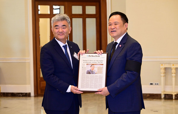 대우건설 정원주 회장(왼쪽)과 태국 아누틴 찬위라꾼 총리가 면담 후 기념촬영을 하고 있다./사진=대우건설