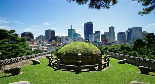 고층 건물로 둘러싸인 선정릉. /사진=세운 재개발 토지주 제공