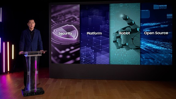 20일 진행된 '삼성 테크 콘퍼런스 2025'에서 삼성전자 DX부문 최고기술책임자(CTO) 겸 삼성리서치장 전경훈 사장이 환영사를 하고 있다. /사진=삼성전자