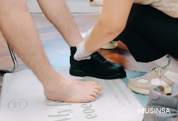 서울 성동구에 위치한 정형신발 전문 제작업체에서 보행이 불편한 장애인의 발을 측정하고 있다. / 사진=무신사