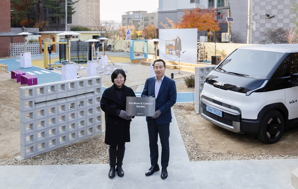 정원정 기아 국내사업본부장 부사장과 허경아 꿈나무마을 파란꿈터 원장이 '무브&커넥트' 행사 기념 촬영을 하고 있다./사진=기아