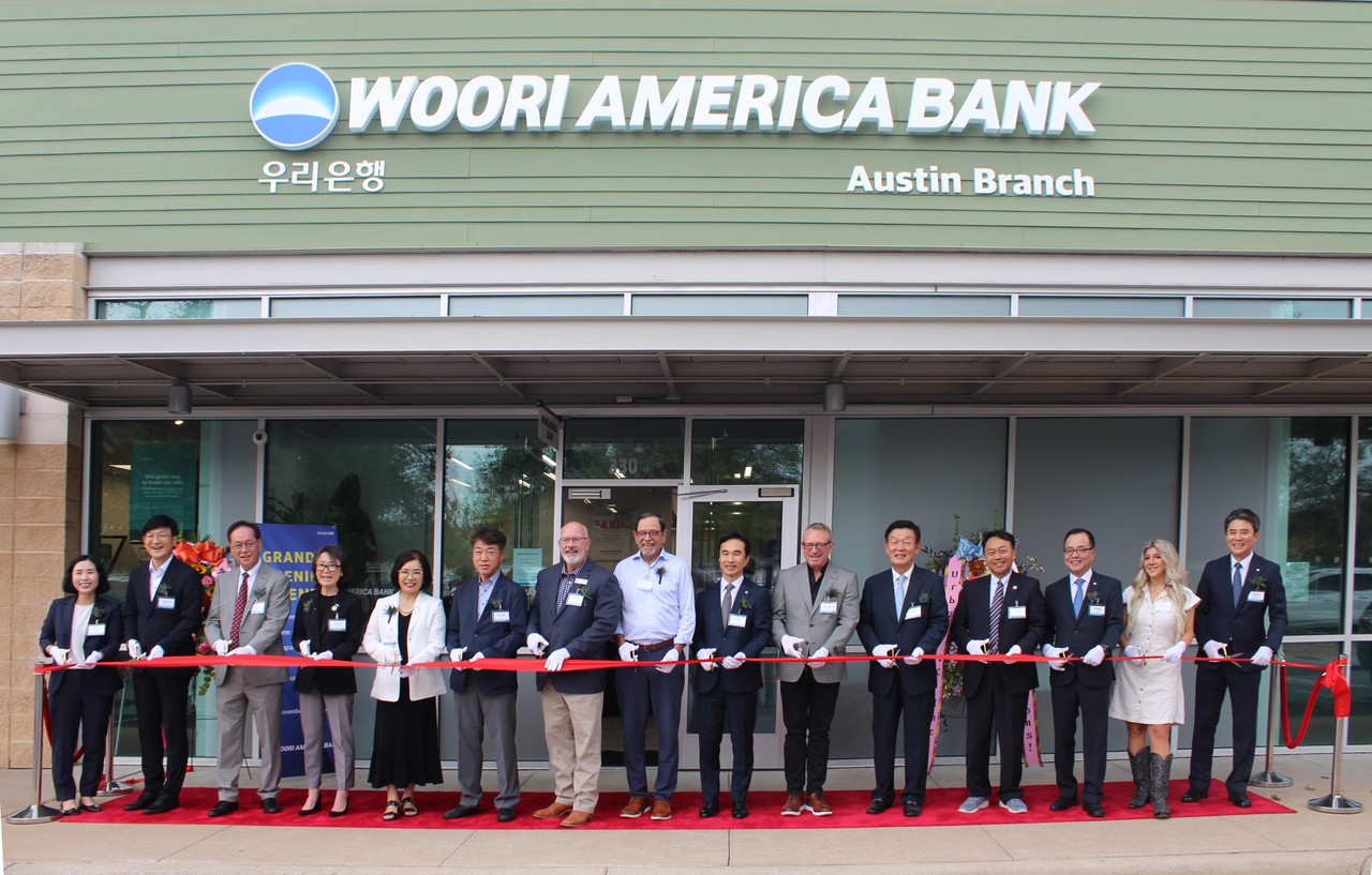 우리아메리카은행이 지난 19일(현지시각) 미국 텍사스주 오스틴지점 개점행사를 개최했다. 류형진 우리은행 글로벌그룹장(왼쪽 9번째), 이태훈 우리아메리카은행 법인장(왼쪽 13번째), 마크듀발(Mark Duval) 오스틴 아시안상공회의소 CEO(왼쪽 10번째), 에릭보이스(Eric Boyce) 시더파크 시의원(왼쪽 7번째), 데이브 포터(Dave Porter) 윌리암슨카운티 경제개발청 이사(왼쪽 8번째), 이옥희 오스틴 한인회장(왼쪽 5번째), 지은현 코리아텍사스포럼 대표(왼쪽 4번째)와 관계자들이 기념촬영을 하고 있다. / 사진=