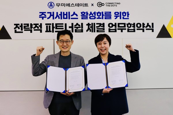 지난 19일 협약 체결 후 김병권 우미에스테이트 대표와 김희정 커넥트더닷츠 대표가 기념사진을 찍고 있다./사진=우미건설